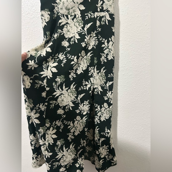 Abercrombie & Fitch High-Slit Midaxi Dress in a green floral print. - Picture 5 of 8